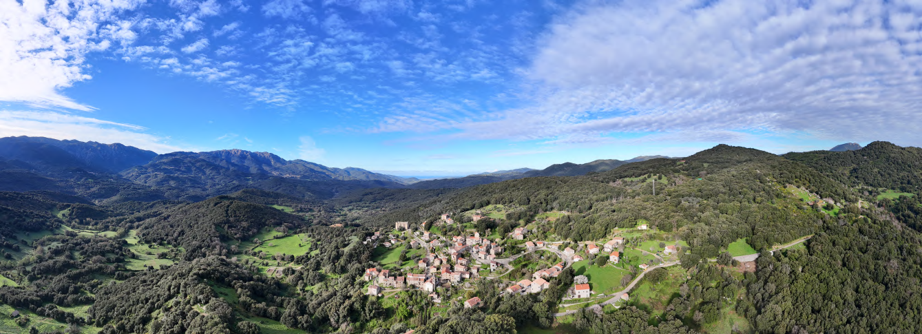 Drone Template Brand survolant la Corse